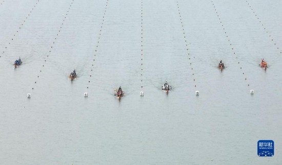 6月23日，在江蘇省泰州市水上運動訓(xùn)練基地，人們參加龍舟比賽（無人機照片）。