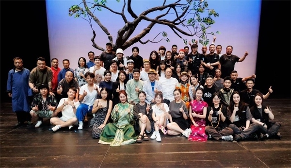 《斷金》百場演職人員合影。龍馬社供圖