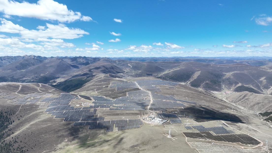 航拍雅礱江柯拉一期光伏電站。受訪者供圖