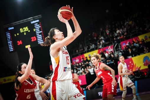 中國女籃隊(duì)員韓旭籃下進(jìn)攻。圖片來源：國際籃聯(lián)