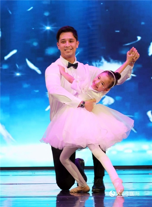 父女共舞“愛的華爾茲”。人民網(wǎng)記者 管克江攝