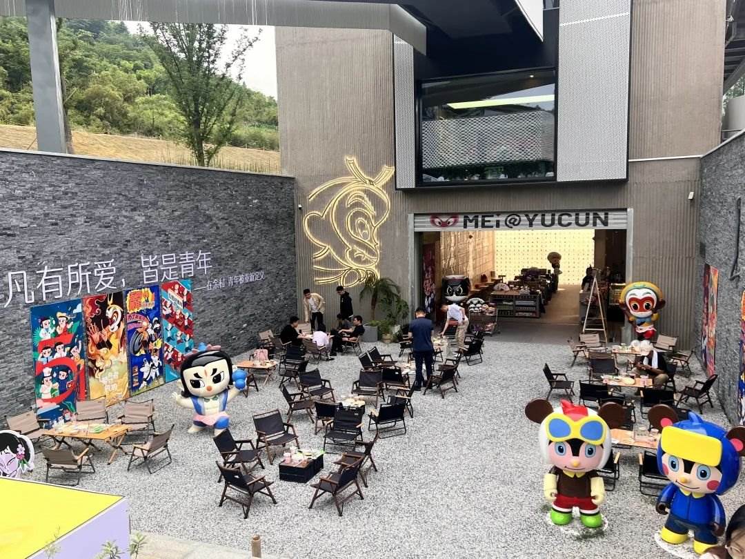 在浙江省湖州市安吉縣天荒坪鎮(zhèn)余村拍攝的國(guó)漫主題咖啡店。銳聆 攝