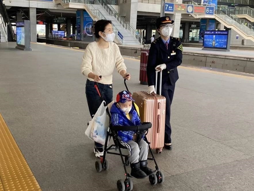 鄭海珠在站臺上引導(dǎo)旅客乘車。南昌鐵路供圖