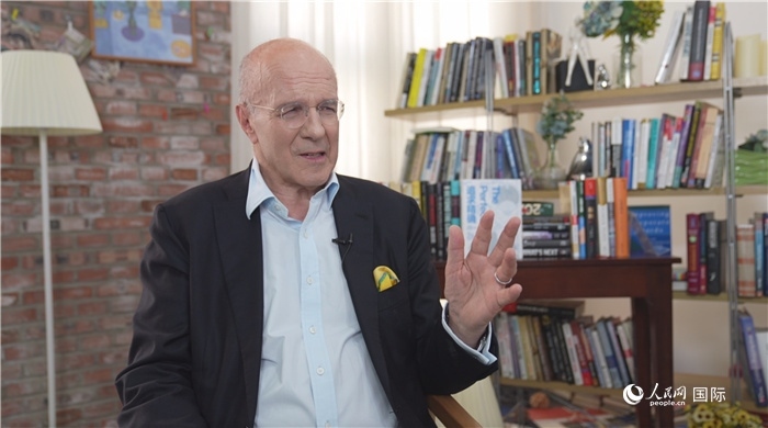 西蒙·溫切斯特接受人民網(wǎng)采訪。人民網(wǎng)記者 劉寧攝