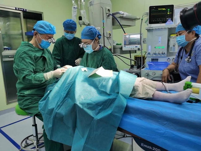 5歲的丹增貴吉正接受雙眼斜視矯正手術(shù)。人民網(wǎng)記者 李棟攝