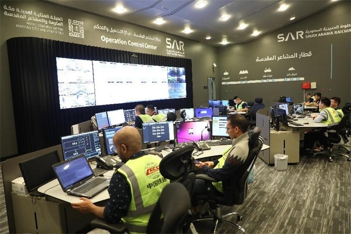 中外工作人員在控制室工作。中國鐵建供圖