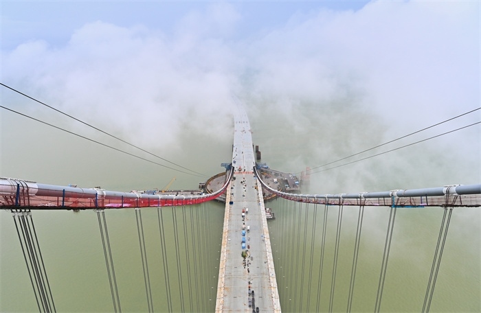 從270米高塔俯瞰深中通道伶仃洋大橋施工現(xiàn)場。（中交集團(tuán)供圖）