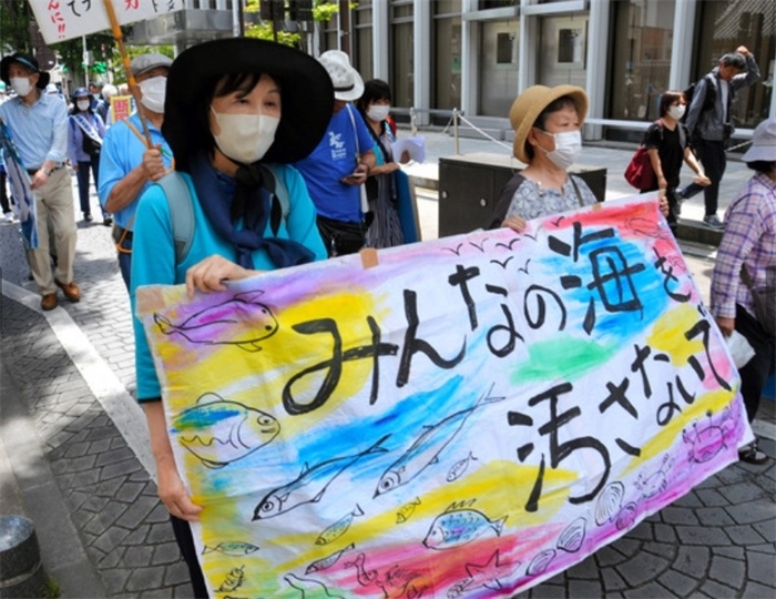 2023年6月20日，日本民眾在福島縣政府周圍舉行抗議活動，強烈反對核污水排海計劃，呼吁保護漁業(yè)資源。圖片來源：《朝日新聞》