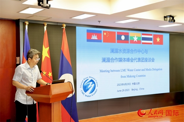 由瀾湄六國有關(guān)部門及主流媒體等組成的采訪團與中方代表在瀾湄水資源合作中心舉行座談會。水利部國際合作與科技司副司長、一級巡視員、瀾湄水資源合作聯(lián)合工作組中方組長李戈發(fā)表講話。（人民網(wǎng) 李世奇攝）