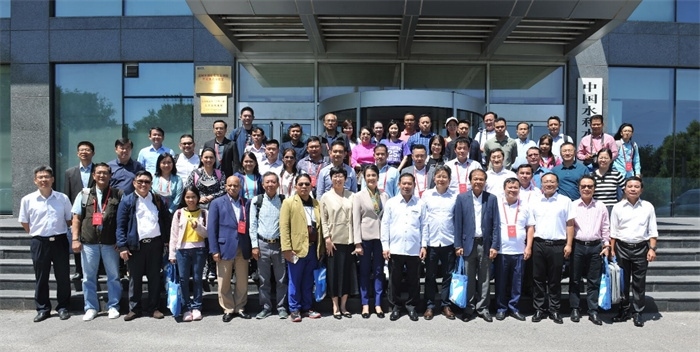 由瀾湄六國有關(guān)部門及主流媒體等組成的采訪團與中方代表在瀾湄水資源合作中心門口合影。（瀾湄水資源合作中心供圖）