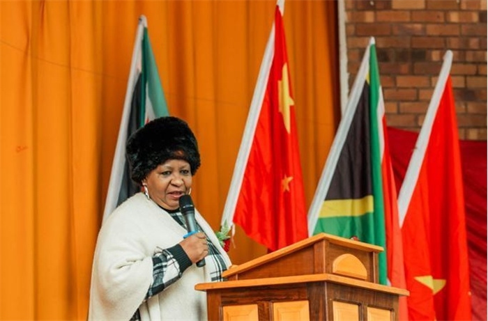 Magdeline Mokwena女士致辭。（圖片來源：廣西大錳南非PMG礦業(yè)有限公司）