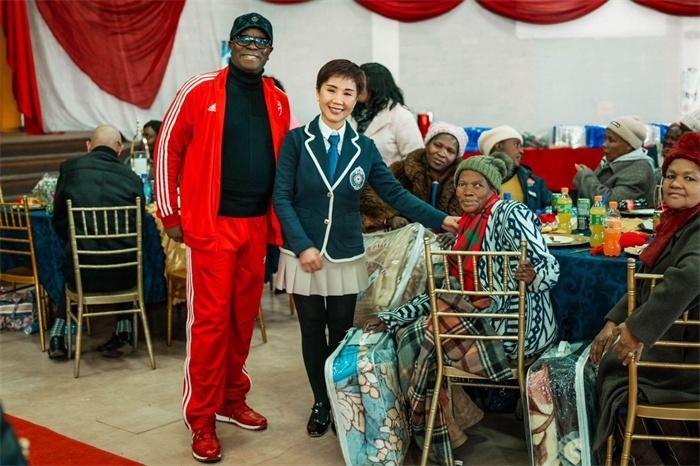 Micheal Mohala中將、黃琳與社區(qū)老人合影。（圖片來源：廣西大錳南非PMG礦業(yè)有限公司）