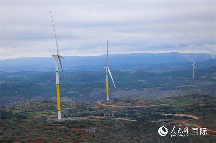 位于云南省曲靖市富源縣的富源西風(fēng)電基地。（人民網(wǎng) 李發(fā)興攝）