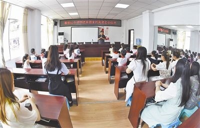  圖②：法院干警向參加活動(dòng)的學(xué)生和家長講解暑假安全教育知識(shí)。