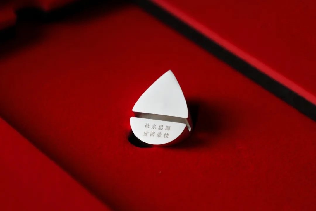 上海交通大學(xué)發(fā)布2023年錄取通知書禮盒。校方供圖