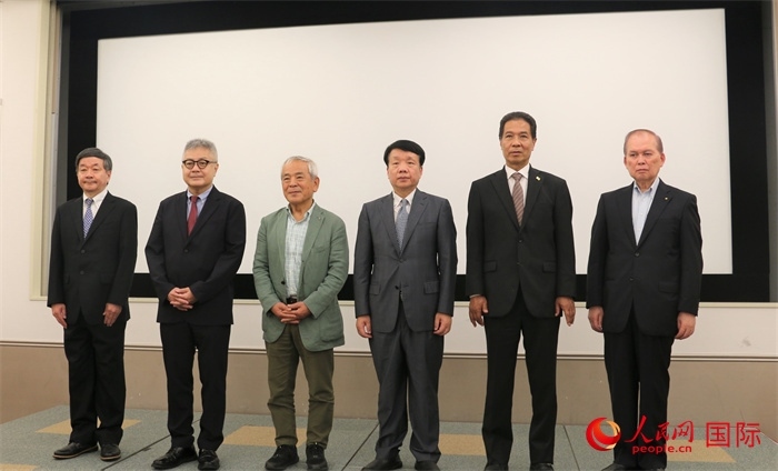 主辦方與嘉賓合影。（人民網(wǎng) 許可攝）