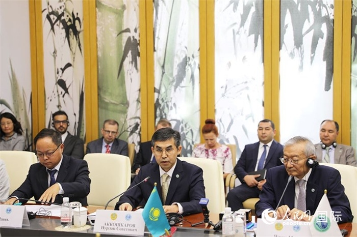 哈薩克斯坦常駐上合組織秘書處代表努爾蘭·阿科什卡羅夫介紹哈薩克斯坦接任輪值主席國后的優(yōu)先工作。人民網(wǎng) 俄布拉依攝