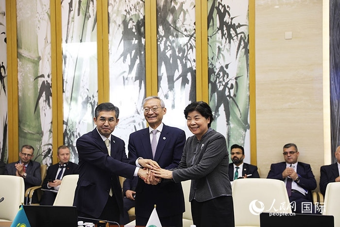 上合組織秘書處、哈駐華使館、上合組織睦鄰友好合作委員會簽署《聯(lián)合行動計劃》。人民網(wǎng) 俄布拉依攝