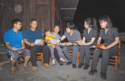 “法治屋場會”上，法院黨員志愿服務(wù)隊在給種植戶普及法律知識。