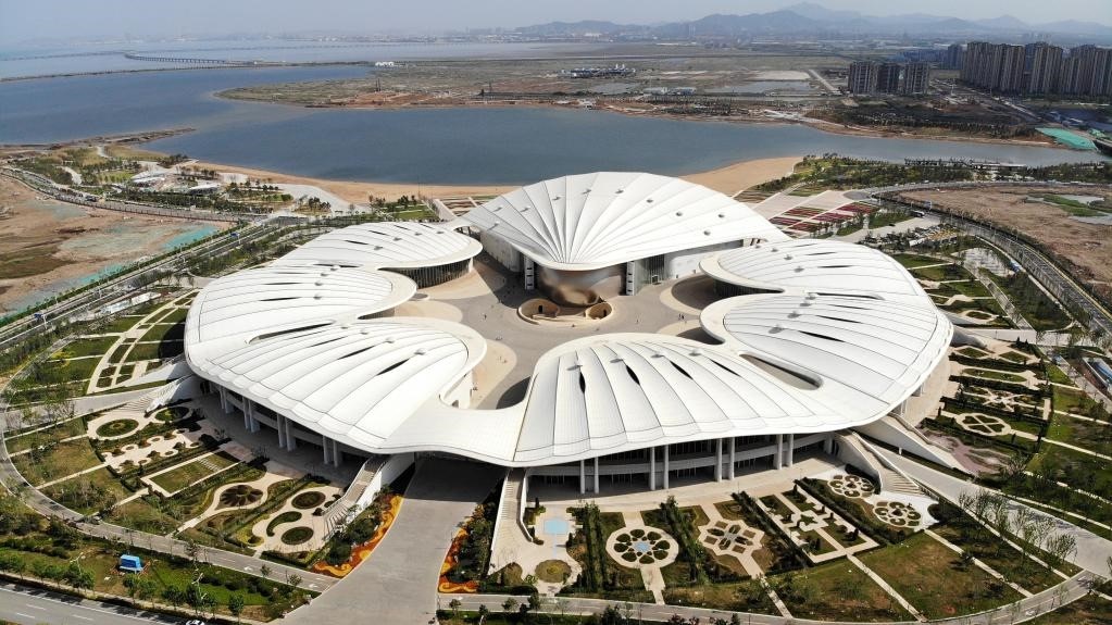 位于中國(guó)－上海合作組織地方經(jīng)貿(mào)合作示范區(qū)的青島·上合之珠國(guó)際博覽中心。新華社記者 李紫恒 攝