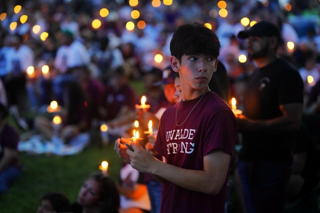5月24日，在美國(guó)得克薩斯州小城尤瓦爾迪，人們參加守夜儀式悼念校園槍擊遇害者。當(dāng)日是美國(guó)尤瓦爾迪大規(guī)模校園槍擊事件一周年。新華社記者吳曉凌攝