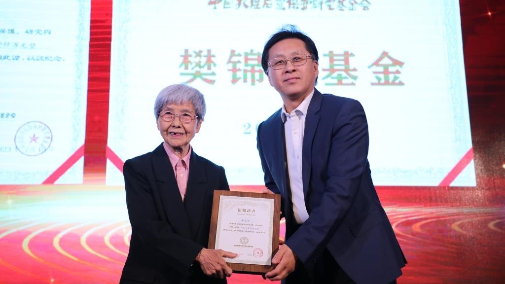 國家文物局黨組成員、副局長解冰（右）為樊錦詩（左）頒發(fā)捐贈證書。新華社記者張睿 攝