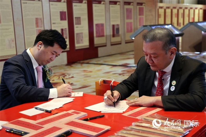 觀眾在展覽現(xiàn)場(chǎng)設(shè)置的體驗(yàn)區(qū)手寫(xiě)“批信”。人民網(wǎng)記者楊一攝