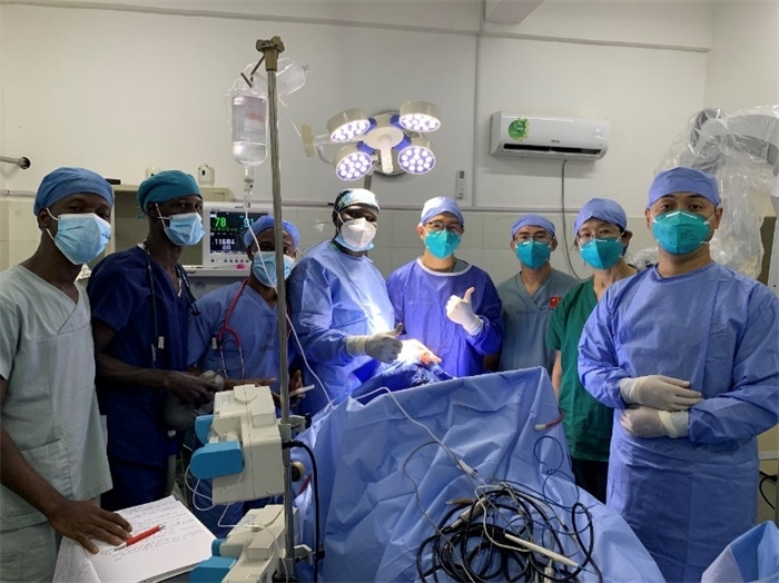 腦膿腫手術(shù)成功，全體參與手術(shù)的醫(yī)務(wù)工作者合影留念。中國第二十九批援幾內(nèi)亞醫(yī)療隊供圖