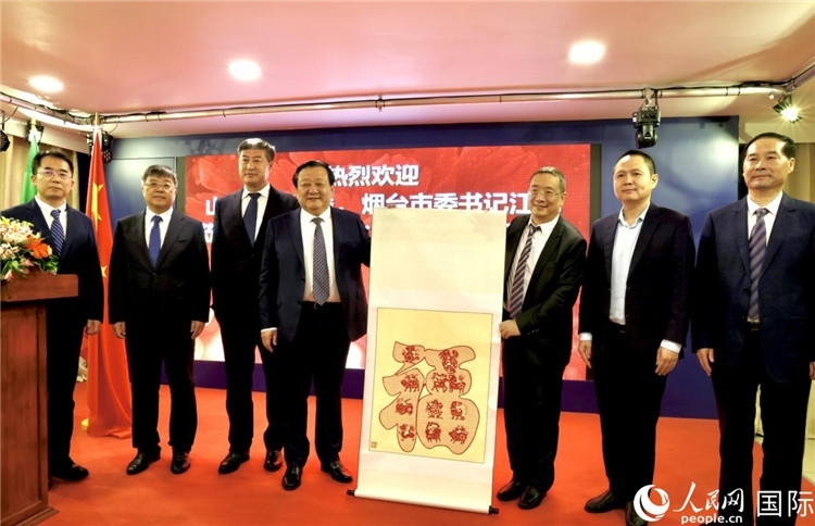 參加座談會(huì)的主要嘉賓合影留念。人民網(wǎng)記者宋亦然攝