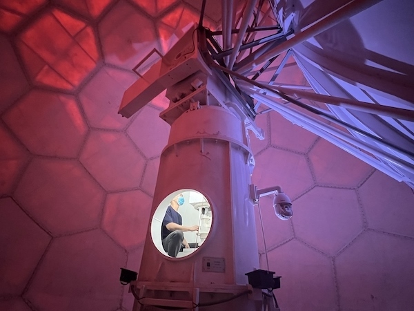 寧德國家天氣雷達(dá)站工作人員正在清洗雷達(dá)滑環(huán)。人民網(wǎng)高清揚(yáng)攝