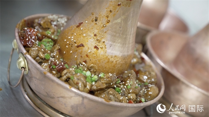 滄州火鍋雞。人民網(wǎng)記者 袁蒙攝