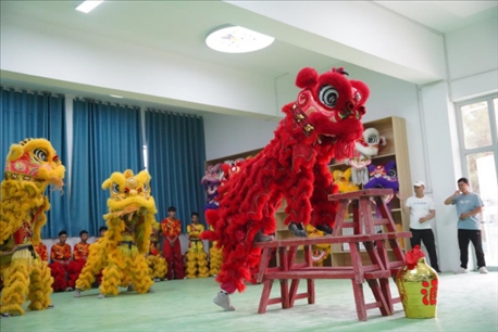 開課儀式現(xiàn)場，疏附縣第一中學(xué)舞獅隊(duì)的醒獅表演。