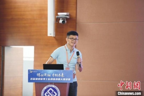 選手進(jìn)行路演。楊華峰 攝