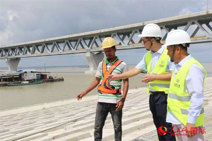 孟加拉國帕德瑪大橋河道整治工程北岸整治區(qū)域長1.5千米，南岸長11.5千米，是目前世界上規(guī)模最大的河道整治工程。人民網記者 孫廣勇攝