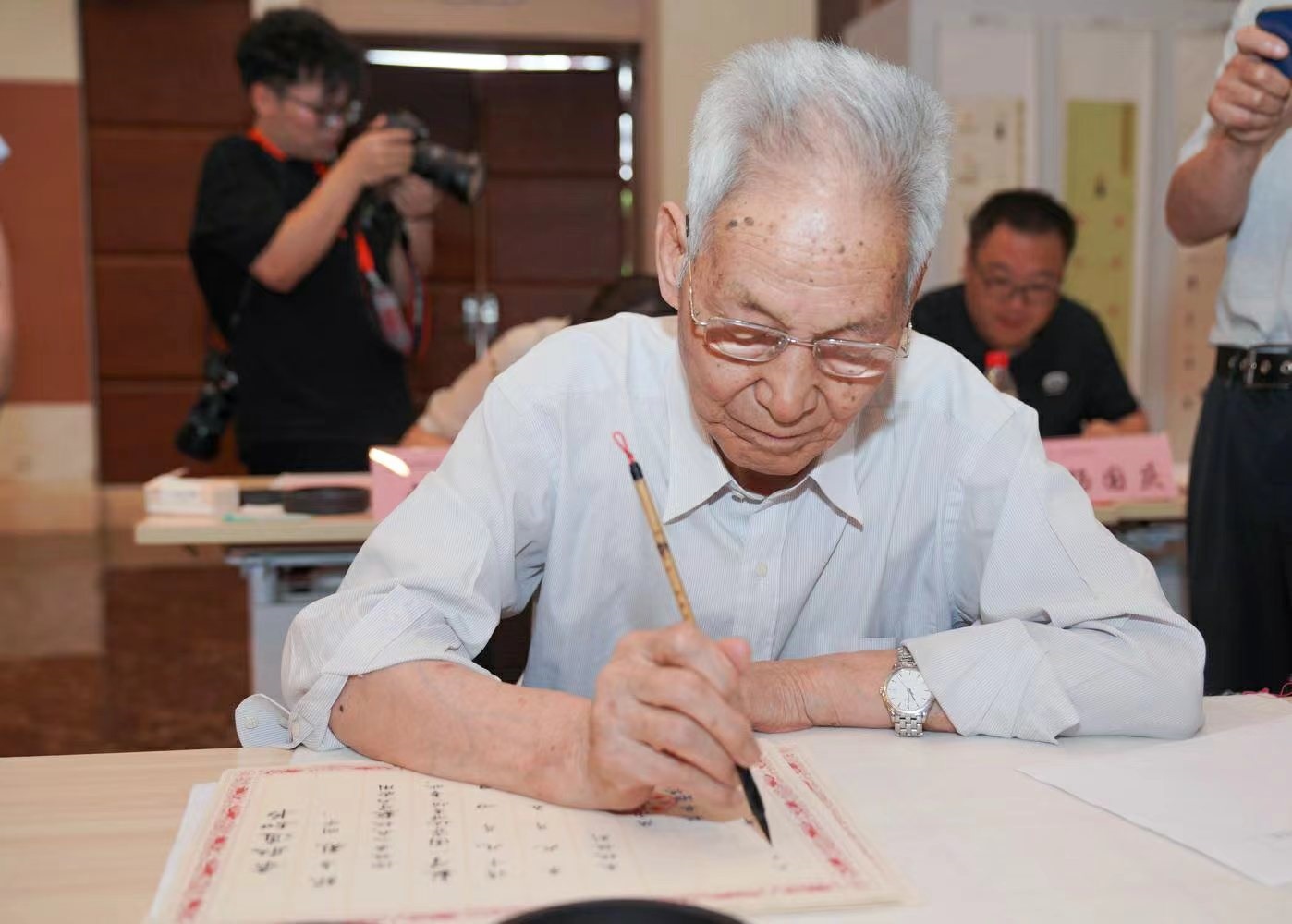 老教授們用毛筆書(shū)寫(xiě)2023級(jí)新生錄取通知書(shū)。校方供圖