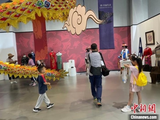 市民參觀展覽。祝歡 攝