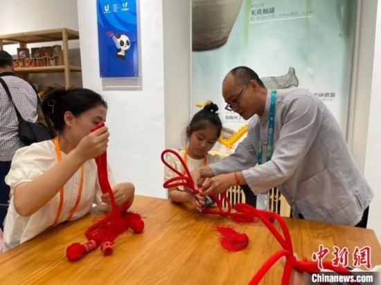 市民體驗(yàn)制作吉祥如意結(jié)。祝歡 攝