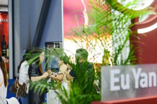 RCEP成員國(guó)企業(yè)亮相第三屆消博會(huì)。2023年4月12日，參觀者在新加坡企業(yè)余仁生的展臺(tái)了解產(chǎn)品。新華社記者王澤聰攝