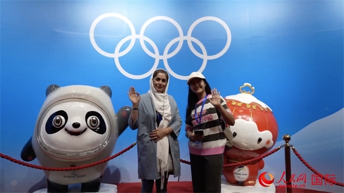 “上合小記者”與2022北京冬奧會吉祥物合影。實(shí)習(xí)生 方明軒攝