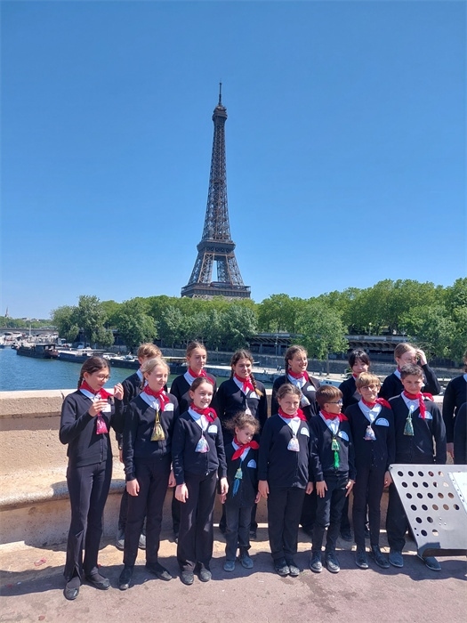 2.2023年5月，巴黎寶麗聲童聲合唱團(tuán)錄制歌曲《如果我去中國(guó)》。（圖片由受訪者提供）