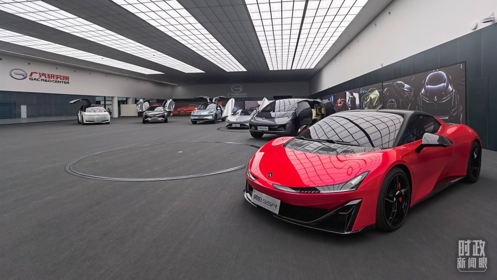 今年4月，習近平考察廣汽埃安新能源汽車股份有限公司，了解企業(yè)推動制造業(yè)高端化、智能化、綠色化等情況。（總臺央視記者石丞拍攝）