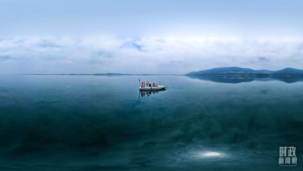 丹江口水庫，工作人員正在采集水樣。（總臺國廣記者李晉拍攝）