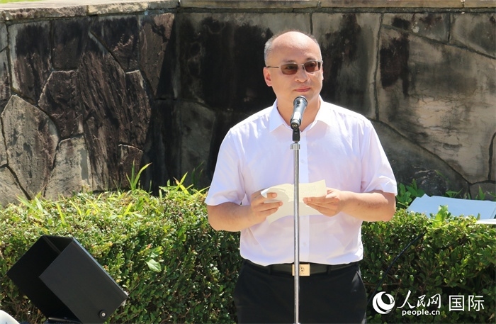 昆明市副市長(zhǎng)安恩法在紀(jì)念儀式上致辭。人民網(wǎng) 許可攝