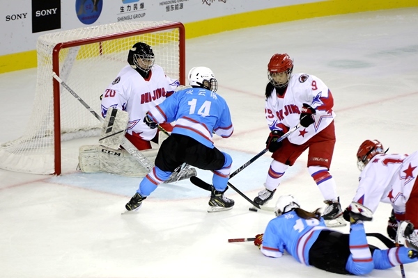 廣東隊球員與北京隊球員禁區(qū)混戰(zhàn)。人民網(wǎng)記者 胡雪蓉攝