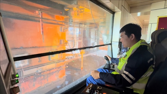 國家電投內(nèi)蒙古公司南露天煤礦裝車站司機石繼立的操縱下，一次性60噸的煤炭穩(wěn)穩(wěn)裝入車廂。人民網(wǎng) 金洪花攝