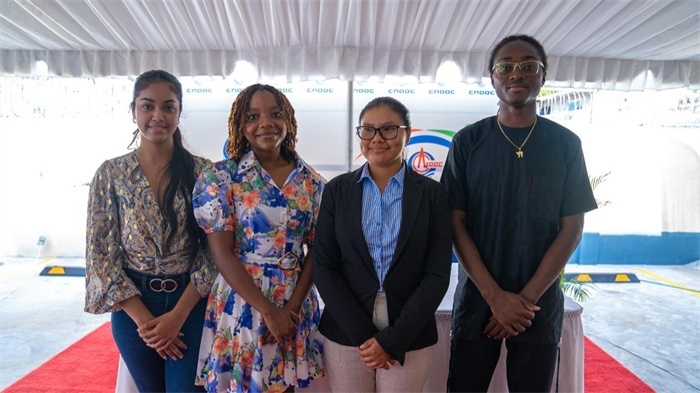 四名獲得中海油獎學(xué)金的學(xué)生合影。中海油圭亞那有限公司供圖