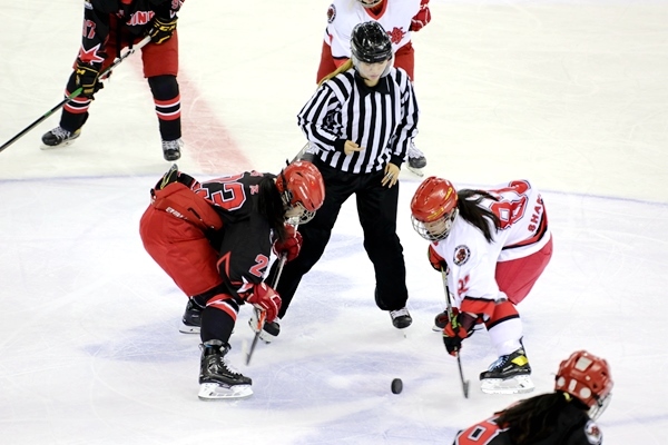 北京隊(duì)球員呂悅(左)與上海隊(duì)球員黃滟爭球。人民網(wǎng)記者 胡雪蓉?cái)z