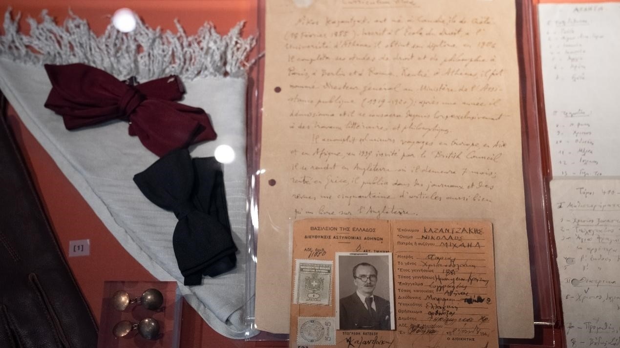 卡贊扎基斯的法語簡歷。人民網(wǎng)記者 葛泰佚攝