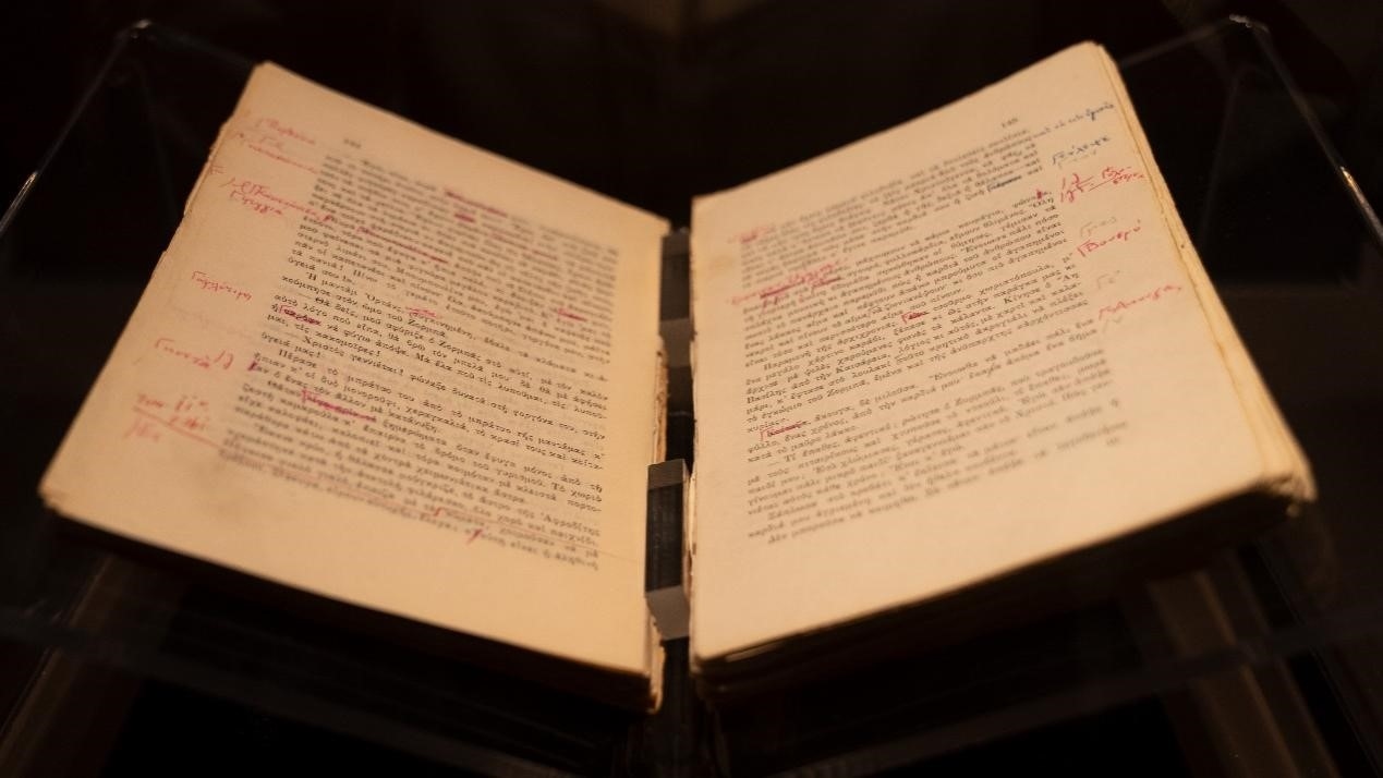 《希臘人左巴》初印后，卡贊扎基斯的修改批注。人民網(wǎng)記者 葛泰佚攝