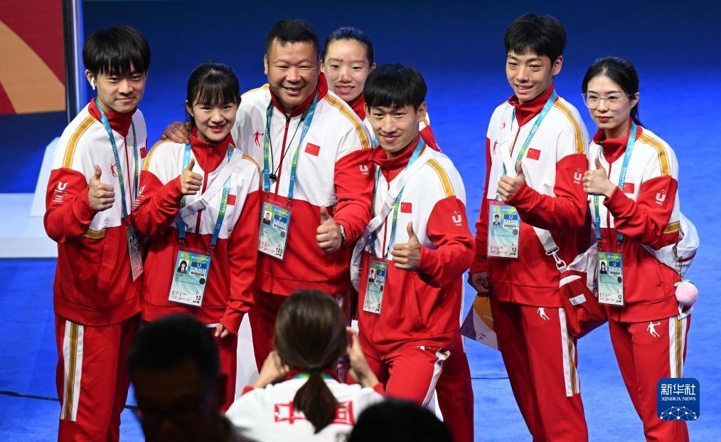 7月22日，中國(guó)代表團(tuán)部分成員在歡迎儀式后合影。新華社記者 王曦 攝